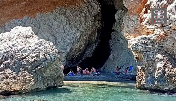 Η κρυφή παραλία της Ελλάδας που… δεν χρειάζεστε αντιηλιακό