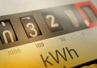 ΥΠΕΝ: Πλαφόν έως τα 5 ευρώ για τις χρεώσεις στα πάγια των λογαριασμών ρεύματος