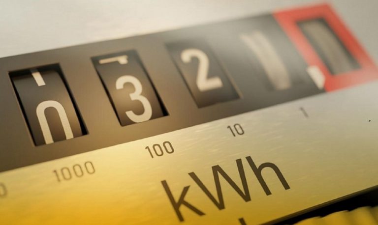 ΥΠΕΝ: Πλαφόν έως τα 5 ευρώ για τις χρεώσεις στα πάγια των λογαριασμών ρεύματος