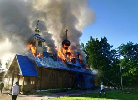 Έκανε την εκκλησία στάχτη επειδή η σύζυγός του δώριζε ό,τι είχαν και δεν είχαν