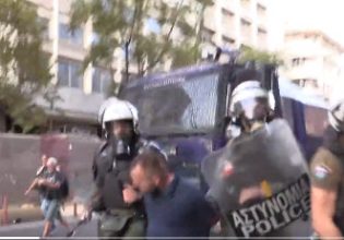 Καλλιακμάνης για ΜΑΤατζή που χτυπά διαδηλωτή: «Έχει θέματα, να δούμε τα προβλήματά του»