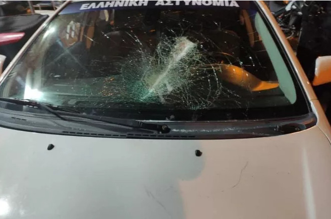 Θεσσαλονίκη: Πατέρας και γιός επιτέθηκαν σε περιπολικό – Τραυματίστηκαν αστυνομικοί