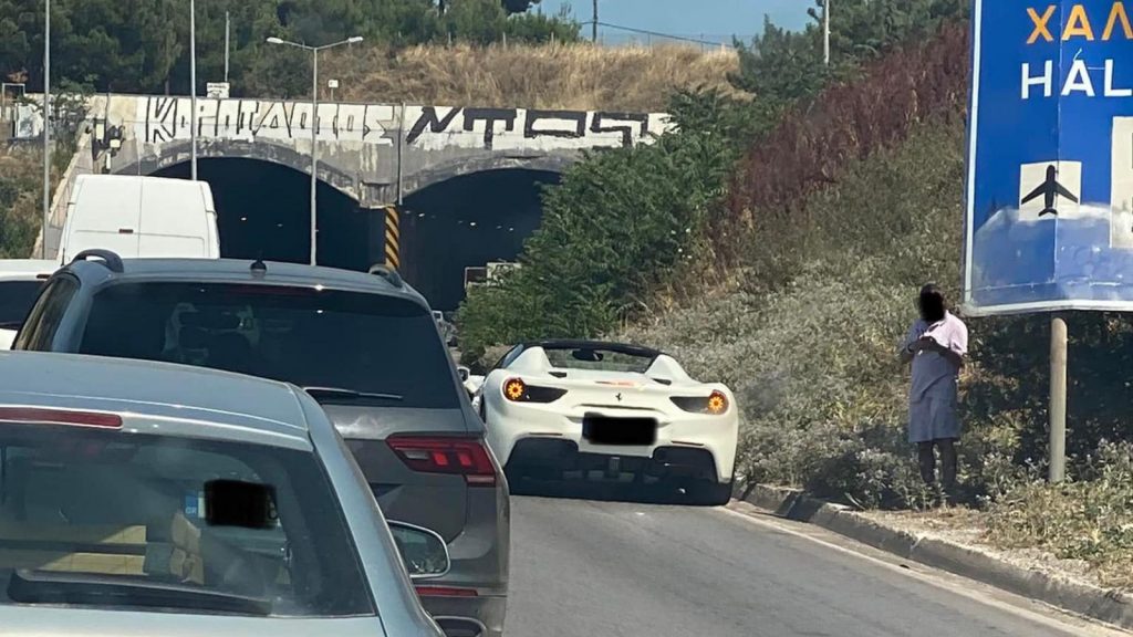 Πολυτελές αυτοκίνητο μπλόκαρε τον περιφερειακό της Θεσσαλονίκης