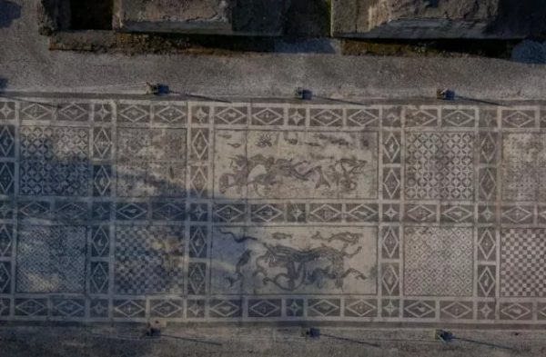 Ούτε στην Μύκονο ούτε στη Σαντορίνη: Σε ποιο μέρος της Ελλάδας βρίσκεται η ομορφότερη πισίνα του κόσμου