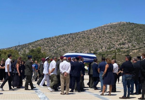 Πτώση ελικοπτέρου στη Σάμο: Θρήνος στην κηδεία του Έλληνα που σκοτώθηκε – Ο σπαραγμός της μητέρας του