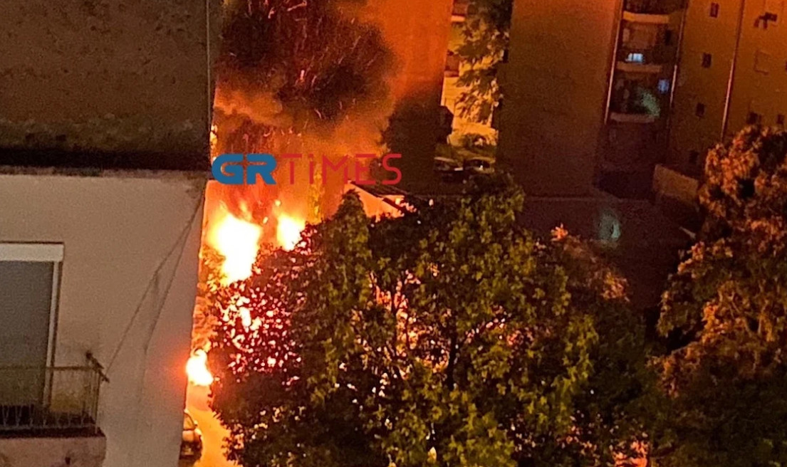 Θεσσαλονίκη: Τρία αυτοκίνητα τυλίχθηκαν στις φλόγες