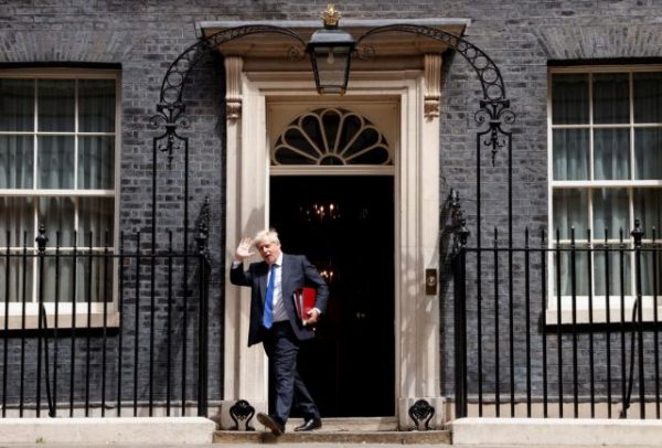 Μπόρις Τζόνσον: «Αν αφήνεις πίσω σου χάος... κάντο με στιλ» - Ο Βρετανός πρωθυπουργός έγινε διαφήμιση