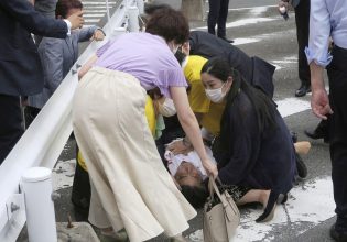 Σίνζο Άμπε: Πυροβόλησαν τον πρώην πρωθυπουργό της Ιαπωνίας ενώ έδινε ομιλία