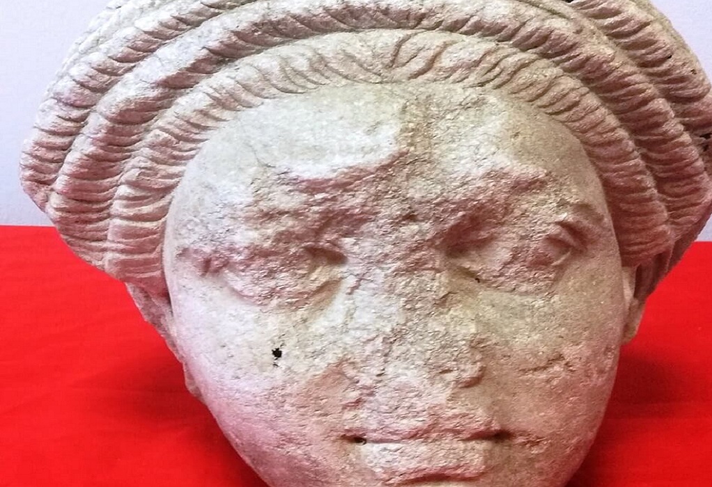 Θεσσαλονίκη: Αρχαία μαρμάρινη κεφαλή ανακάλυψε θυρωρός σε διαμέρισμα