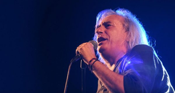 Ο Αγγελάκας αποθεώνει τον ΛΕΞ: «Κάτι κινείται στην χώρα, ίσως να μην είμαστε τελικά κοιμισμένοι»