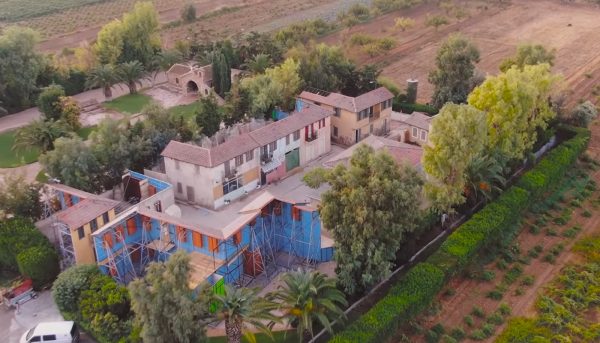 Άγριες Μέλισσες: Πού είναι το χωριό που έγιναν τα γυρίσματα της απόλυτης ελληνικής σειράς