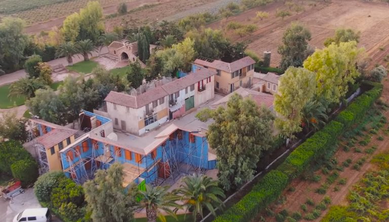 Άγριες Μέλισσες: Πού είναι το χωριό που έγιναν τα γυρίσματα της απόλυτης ελληνικής σειράς