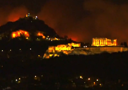 Πυρκαγιά στην Πεντέλη: Η Ακρόπολη «παρακολουθεί» την Αττική να φλέγεται – Συγκλονιστική φωτογραφία