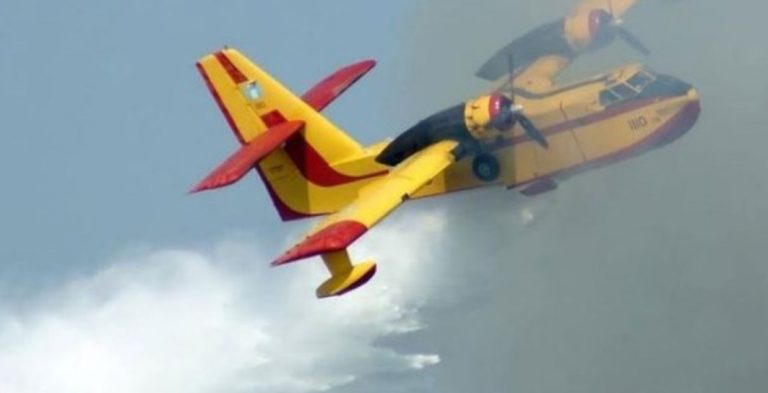 Αλβανικά ΜΜΕ: Δύο αεροπλάνα ήρθαν ξανά από την Ελλάδα για να σβήσουν τη φωτιά στο όρος Τσίκα