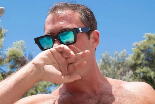 Όλα στη φόρα: Γυμνός στο κρεβάτι ο Αντίνοος Αλμπάνης η θερμοκρασία στα ύψη