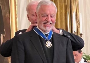 Father Alex Karloutsos: Οι Έλληνες και τα «κλειδιά» του Λευκού Οίκου