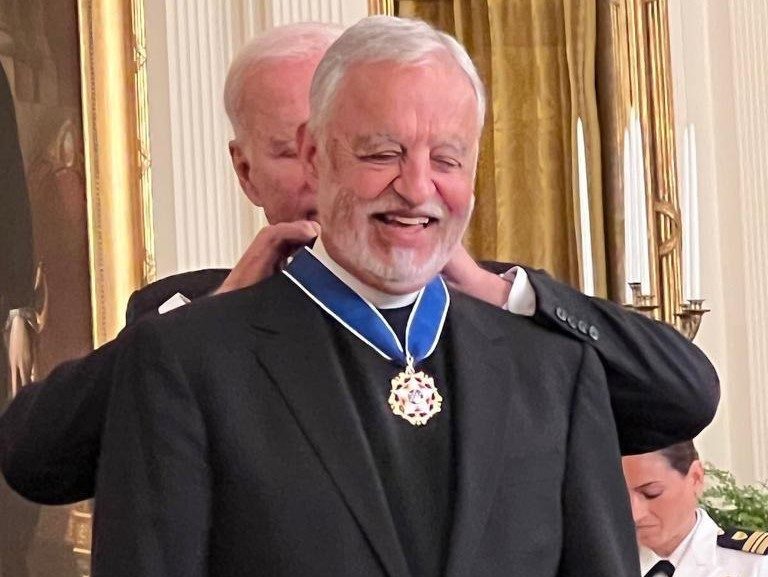 Father Alex Karloutsos: Οι Έλληνες και τα «κλειδιά» του Λευκού Οίκου