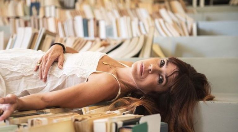 Μυρτώ Αλικάκη: Τι κι αν είναι 50; Ποζάρει με κόκκινο μπικίνι πιο σέξι από ποτέ