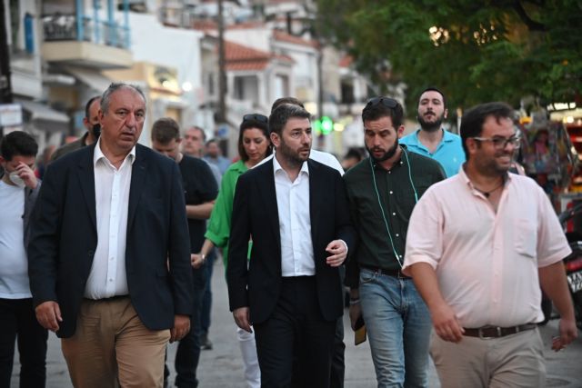 Εύβοια: Στο πλευρό των πυρόπληκτων ο Ανδρουλάκης