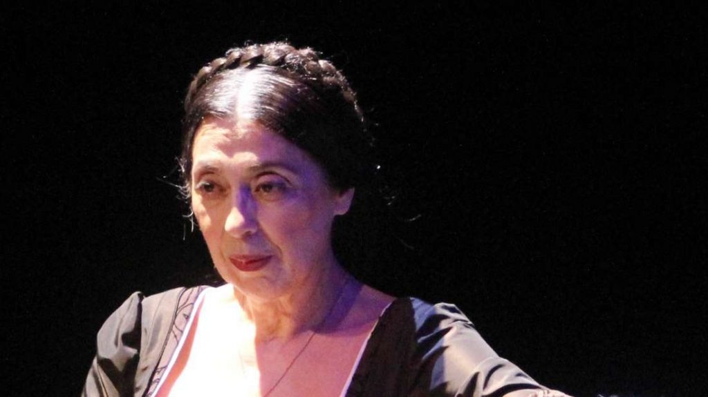 ΚΚΕ: Η Ανέζα Παπαδοπούλου ανέδειξε τις «μυστικές» φωτοσκιάσεις της θεατρικής και κινηματογραφικής πράξης