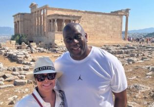 Ξετρελαμένος ο Μάτζικ Τζόνσον με την Ελλάδα – Φόρεσε ασπίδα και αποθέωσε την Ακρόπολη