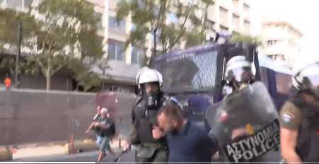 Γιάννης Μιχαηλίδης: Σοκ από βίντεο που κυκλοφορεί - Άνδρας των ΜΑΤ ρίχνει μπουνιά σε δεμένο άτομο