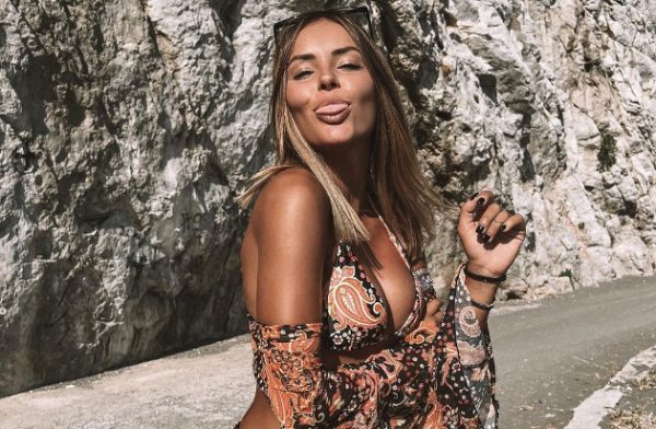 Σοφιάνα Αβραμάκη: Κολάζει την Κύθνο με τις σέξι εμφανίσεις της