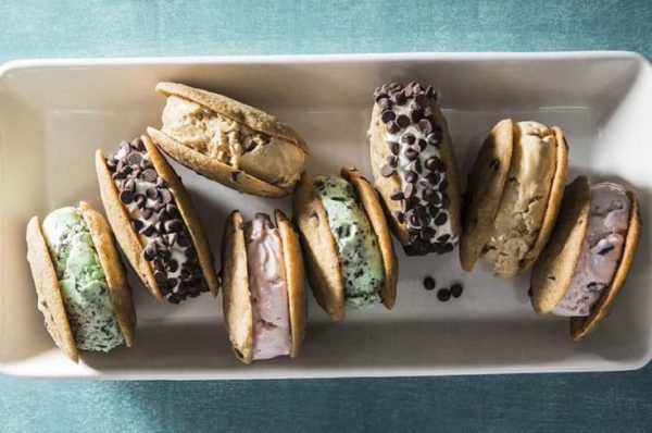 Πανεύκολο παγωτό σάντουιτς με 3 υλικά και μπισκότα