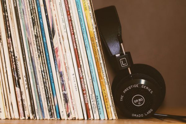 Vinyl is back: Πώς το βινύλιο και τα πικαπ βρίσκονται ξανά στο σαλόνι μας