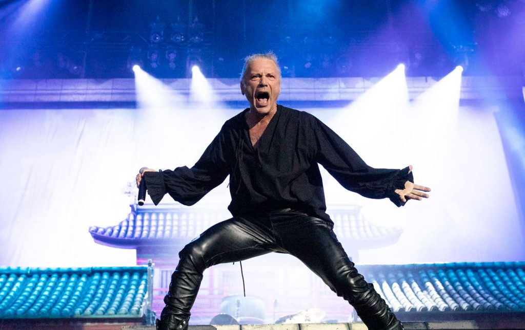 Ο Bruce Dickinson πλακώθηκε με θαυμαστή των Iron Maiden και έφυγε από τη σκηνή [Βίντεο]