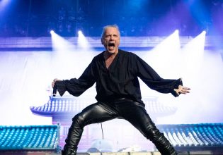 Ο Bruce Dickinson πλακώθηκε με θαυμαστή των Iron Maiden και έφυγε από τη σκηνή [Βίντεο]