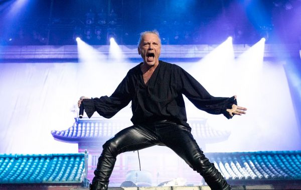 Ο Bruce Dickinson πλακώθηκε με θαυμαστή των Iron Maiden και έφυγε από τη σκηνή [Βίντεο]