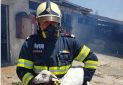 Σχηματάρι: Συγκινητική εικόνα – Ρουμάνος πυροσβέστης σώζει προβατάκι από τη φωτιά