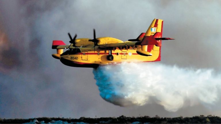Δείτε τα ελληνικά Canadair να επιχειρούν στις μεγάλες πυρκαγιές της Γαλλίας