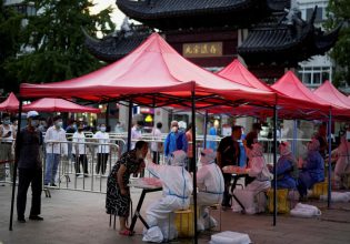 Κίνα: Εγκλωβισμένοι οι τουρίστες στην πόλη Μπέιχαϊ μετά το έκτακτο lockdown
