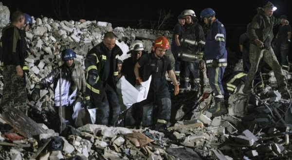 Ουκρανία: Ανεβαίνει διαρκώς ο αριθμός των θυμάτων μετά τον ρωσικό βομβαρδισμό στο Τσάσιβ Γιαρ