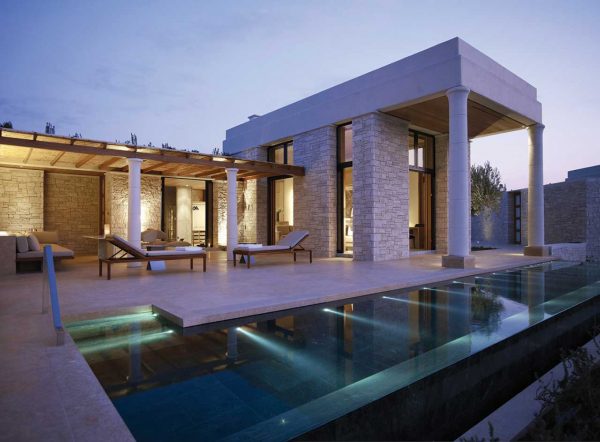 Αργολίδα: Αναστέλλει προσωρινά τη λειτουργία του το «Amanzoe» για να αποκατασταθούν οι ζημιές από τη φωτιά