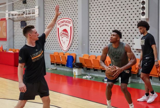 Ο Αντετοκούνμπο προπονήθηκε στο ΣΕΦ μαζί με συμπαίκτες του στους Μπακς