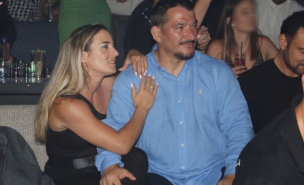 Πύρρος Δήμας – Αφροδίτη Σκαφίδα: Αγκαλιές και φιλιά σε βραδινή έξοδο [Φωτογραφίες]