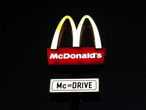 McDonald’s: Ανεβάζουν την τιμή του cheeseburger για πρώτη φορά εδώ και 14 χρόνια