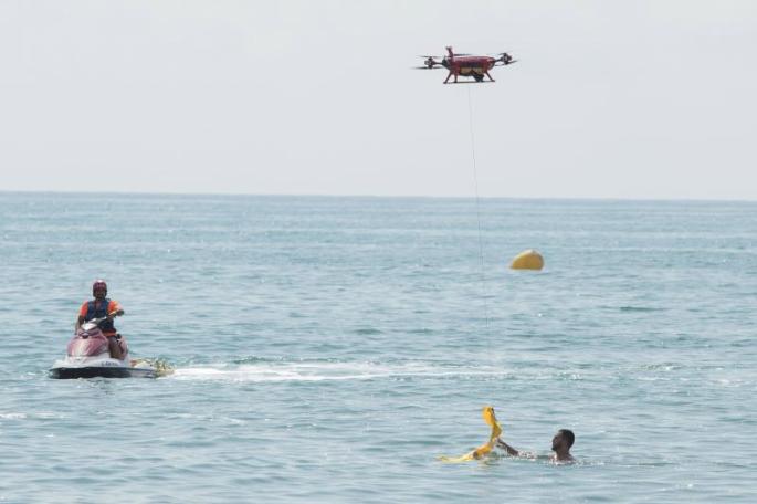 Drone σε ρόλο ναυαγοσώστη έσωσε παιδί που πνιγόταν στη Βαλένθια Το drone έριξε ένα σωσίβιο στην θάλασσα που κράτησε το αγόρι στην επιφάνεια. Ήδη 22 ισπανικές παραλίες καλύπτονται από το σύστημα.