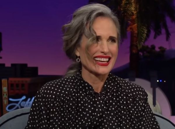 Η Άντι ΜακΝτάουελ αποκαλύπτει ότι το να «αγκαλιάσει» τα γκρίζα μαλλιά της έκανε τα ραντεβού της καλύτερα