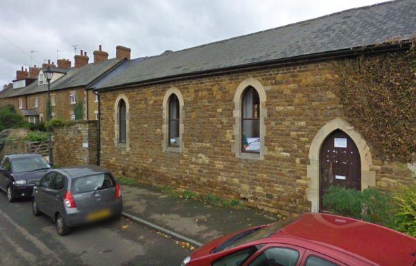 Αγγλία: Εφημέριος φορούσε μόνο γυναικεία καλσόν και βρισκόταν ερωτικά με μια ηλεκτρική σκούπα!