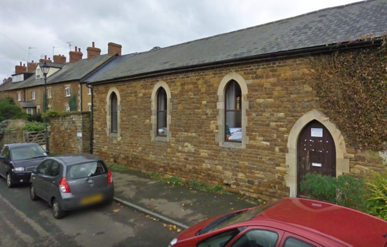 Αγγλία: Εφημέριος φορούσε μόνο γυναικεία καλσόν και βρισκόταν ερωτικά με μια ηλεκτρική σκούπα!