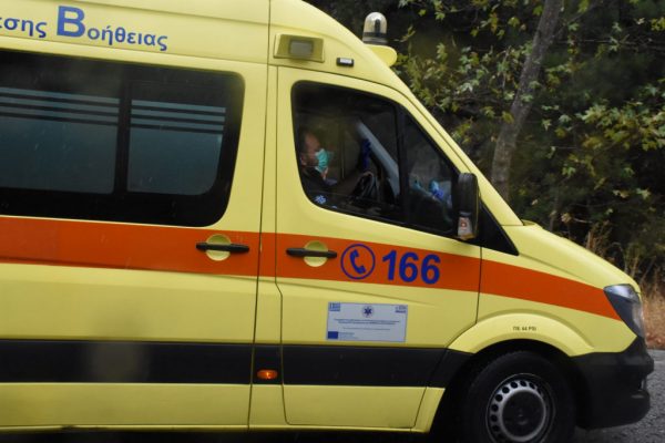 Κοζάνη: Στο νοσοκομείο με σοβαρά τραύματα δυο νεαροί που έπεσαν σε χαράδρα μετά από τροχαίο