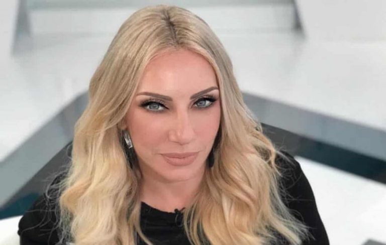 Σέξι ατύχημα για την Ελενα Τσαβαλιά – Φάνηκαν… όλα στον καθρέφτη