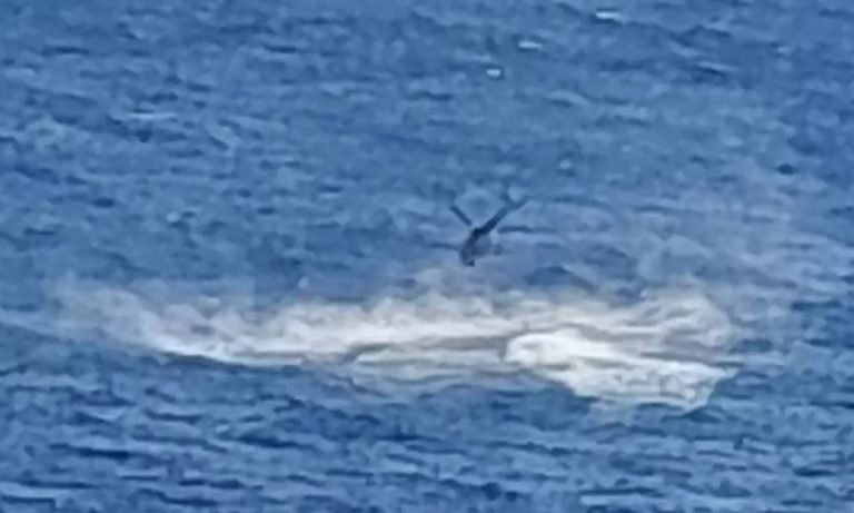 Σάμος: Έπεσε ελικόπτερο που συμμετείχε στην κατάσβεση φωτιάς – Η στιγμή της πτώσης