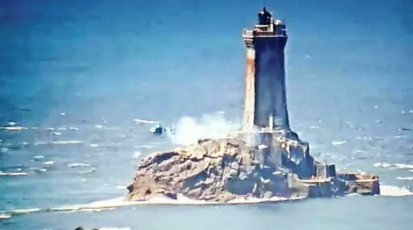 Γαλλία: Παραλίγο να συντριβεί ελικόπτερο επάνω σε φάρο