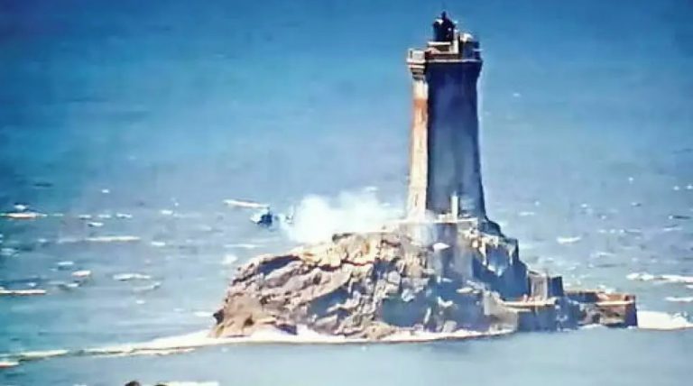 Γαλλία: Παραλίγο να συντριβεί ελικόπτερο επάνω σε φάρο