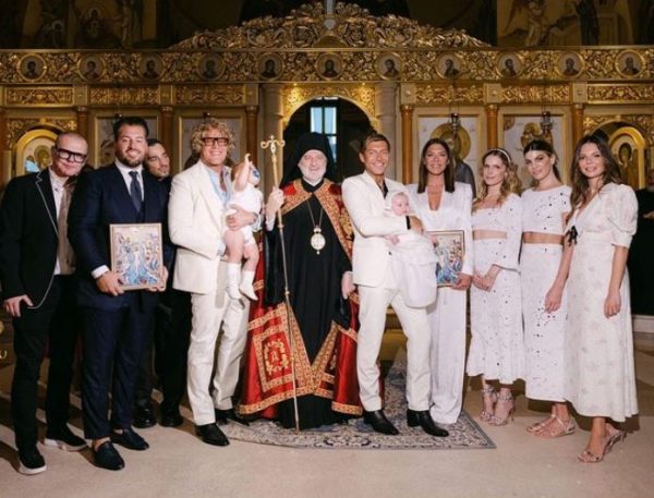 Τα παιδιά gay ζευγαριού βάφτισε ο αρχιεπίσκοπος Αμερικής Ελπιδοφόρος